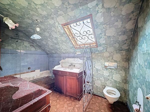 MONTREUIL, AU PIED DU PARC DES BEAUMONTS, 10 MIN DU CENTRE-VILLE ET DES METROS LIGNE 9, BELLE MAISON BOURGEOISE DES ANNEES 60 SUR 2 PARCELLES DE TERRAINS POUR POUR UNE SUPERFICIE TOTALE DE 776M² . TRAVAUX A PREVOIR. TRES BEAU POTENTIEL.