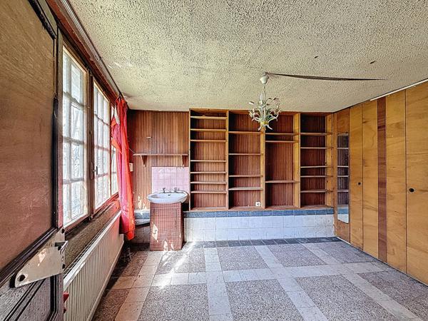 MONTREUIL, AU PIED DU PARC DES BEAUMONTS, 10 MIN DU CENTRE-VILLE ET DES METROS LIGNE 9, BELLE MAISON BOURGEOISE DES ANNEES 60 SUR 2 PARCELLES DE TERRAINS POUR POUR UNE SUPERFICIE TOTALE DE 776M² . TRAVAUX A PREVOIR. TRES BEAU POTENTIEL.