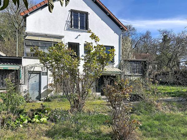 MONTREUIL, AU PIED DU PARC DES BEAUMONTS, 10 MIN DU CENTRE-VILLE ET DES METROS LIGNE 9, BELLE MAISON BOURGEOISE DES ANNEES 60 SUR 2 PARCELLES DE TERRAINS POUR POUR UNE SUPERFICIE TOTALE DE 776M² . TRAVAUX A PREVOIR. TRES BEAU POTENTIEL.