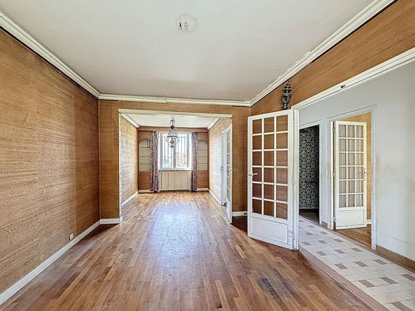 MONTREUIL, AU PIED DU PARC DES BEAUMONTS, 10 MIN DU CENTRE-VILLE ET DES METROS LIGNE 9, BELLE MAISON BOURGEOISE DES ANNEES 60 SUR 2 PARCELLES DE TERRAINS POUR POUR UNE SUPERFICIE TOTALE DE 776M² . TRAVAUX A PREVOIR. TRES BEAU POTENTIEL.