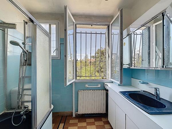 MONTREUIL, AU PIED DU PARC DES BEAUMONTS, 10 MIN DU CENTRE-VILLE ET DES METROS LIGNE 9, BELLE MAISON BOURGEOISE DES ANNEES 60 SUR 2 PARCELLES DE TERRAINS POUR POUR UNE SUPERFICIE TOTALE DE 776M² . TRAVAUX A PREVOIR. TRES BEAU POTENTIEL.