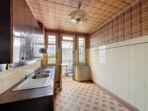 MONTREUIL, AU PIED DU PARC DES BEAUMONTS, 10 MIN DU CENTRE-VILLE ET DES METROS LIGNE 9, BELLE MAISON BOURGEOISE DES ANNEES 60 SUR 2 PARCELLES DE TERRAINS POUR POUR UNE SUPERFICIE TOTALE DE 776M² . TRAVAUX A PREVOIR. TRES BEAU POTENTIEL.