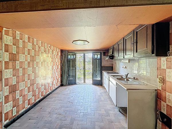 MONTREUIL, AU PIED DU PARC DES BEAUMONTS, 10 MIN DU CENTRE-VILLE ET DES METROS LIGNE 9, BELLE MAISON BOURGEOISE DES ANNEES 60 SUR 2 PARCELLES DE TERRAINS POUR POUR UNE SUPERFICIE TOTALE DE 776M² . TRAVAUX A PREVOIR. TRES BEAU POTENTIEL.