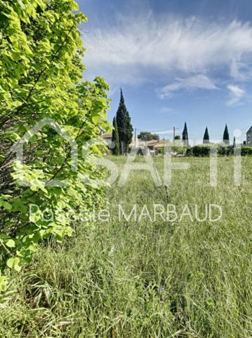 Terrain constructible de 3440 m2 environ .