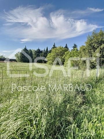 Terrain constructible de 3440 m2 environ .