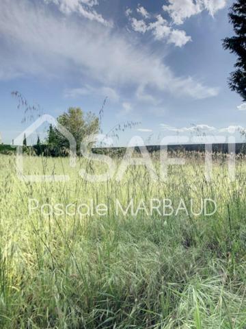 Terrain constructible de 3440 m2 environ .