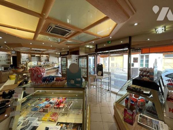 Immeuble comprenant; 
Au rez-de-chaussée: magasin, réserve, chambres froides, laboratoire, lab...