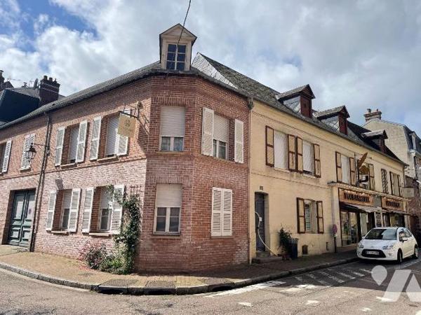 Immeuble comprenant; 
Au rez-de-chaussée: magasin, réserve, chambres froides, laboratoire, lab...