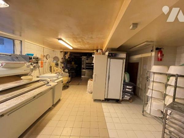 Immeuble comprenant; 
Au rez-de-chaussée: magasin, réserve, chambres froides, laboratoire, lab...