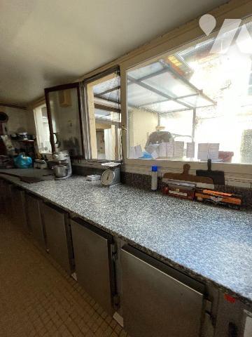 Immeuble comprenant; 
Au rez-de-chaussée: magasin, réserve, chambres froides, laboratoire, lab...