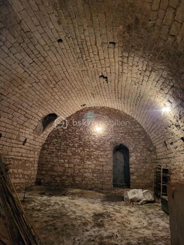 À vendre à Joigny, au cœur du centre historique et à proximité immédiate des quais, commerces, écoles et commodités, découvrez cette magnifique maison de caractère de 132 m² datant de 1558, entièrement restaurée avec goût et dans le respect des matériaux anciens.
Cette maison ancienne pleine de charme vous séduira par son authenticité, ses poutres apparentes, ses tomettes anciennes, ses carreaux de Gien et sa traditionnelle toiture bourguignonne. Un bien rare à Joigny, idéal pour les amoureux de maisons atypiques et du patrimoine.
Possibilité d'acquérir un jardin de 1700m2 à 5min à pied de la maison 

La maison se compose :
- D’une entrée desservant un salon chaleureux avec poutres apparentes
- D’une salle à manger conviviale
- D’une cuisine équipée ouverte
- D’une buanderie
- D’un WC indépendant

Au premier étage, vous trouverez une salle de bain pleine de cachet avec tomettes anciennes et carreaux de Gien.

Le deuxième étage dispose de 3 chambres.
- Au troisième étage :
- Un dressing
- Un WC indépendant

Un grenier aménageable d’environ 50 m² complète ce bien et offre de nombreuses possibilités : suite parentale, bureau, salle de jeux ou espace détente.
La maison bénéficie également d’une superbe cave voûtée accessible depuis l’intérieur et l’extérieur.

Prestations :
- Chaudière à condensation
- Toiture bourguignonne
- Maison restaurée
- Matériaux anciens conservés
- Volets peints avec pigments de Puisaye
- Enduit du pignon avec paillettes de lin

Les + :
- Emplacement recherché dans le vieux Joigny
- Maison historique datant du XVIe siècle
- Fort potentiel d’aménagement
- Proche gare, commerces et quais
- Possibilité d'acheter les meubles

Bien rare sur le marché immobilier de Joigny
Idéal pour une résidence principale, une maison familiale de charme ou un projet de résidence secondaire en Bourgogne.