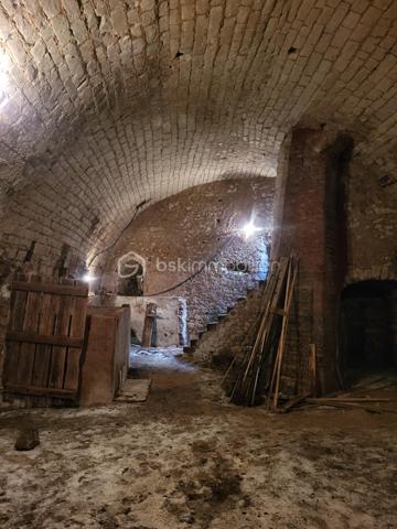 À vendre à Joigny, au cœur du centre historique et à proximité immédiate des quais, commerces, écoles et commodités, découvrez cette magnifique maison de caractère de 132 m² datant de 1558, entièrement restaurée avec goût et dans le respect des matériaux anciens.
Cette maison ancienne pleine de charme vous séduira par son authenticité, ses poutres apparentes, ses tomettes anciennes, ses carreaux de Gien et sa traditionnelle toiture bourguignonne. Un bien rare à Joigny, idéal pour les amoureux de maisons atypiques et du patrimoine.
Possibilité d'acquérir un jardin de 1700m2 à 5min à pied de la maison 

La maison se compose :
- D’une entrée desservant un salon chaleureux avec poutres apparentes
- D’une salle à manger conviviale
- D’une cuisine équipée ouverte
- D’une buanderie
- D’un WC indépendant

Au premier étage, vous trouverez une salle de bain pleine de cachet avec tomettes anciennes et carreaux de Gien.

Le deuxième étage dispose de 3 chambres.
- Au troisième étage :
- Un dressing
- Un WC indépendant

Un grenier aménageable d’environ 50 m² complète ce bien et offre de nombreuses possibilités : suite parentale, bureau, salle de jeux ou espace détente.
La maison bénéficie également d’une superbe cave voûtée accessible depuis l’intérieur et l’extérieur.

Prestations :
- Chaudière à condensation
- Toiture bourguignonne
- Maison restaurée
- Matériaux anciens conservés
- Volets peints avec pigments de Puisaye
- Enduit du pignon avec paillettes de lin

Les + :
- Emplacement recherché dans le vieux Joigny
- Maison historique datant du XVIe siècle
- Fort potentiel d’aménagement
- Proche gare, commerces et quais
- Possibilité d'acheter les meubles

Bien rare sur le marché immobilier de Joigny
Idéal pour une résidence principale, une maison familiale de charme ou un projet de résidence secondaire en Bourgogne.