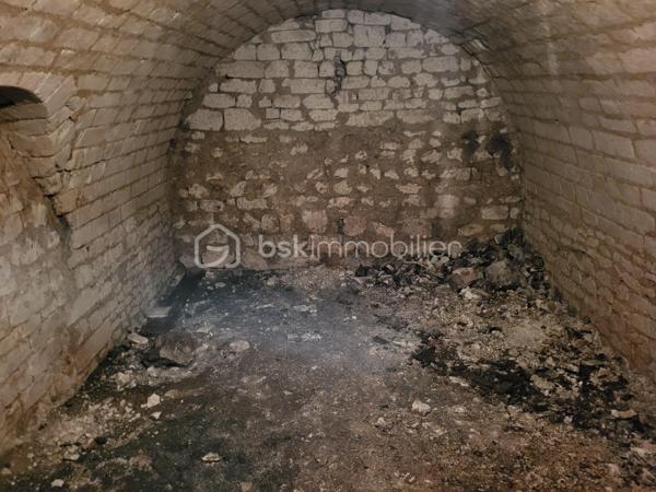 À vendre à Joigny, au cœur du centre historique et à proximité immédiate des quais, commerces, écoles et commodités, découvrez cette magnifique maison de caractère de 132 m² datant de 1558, entièrement restaurée avec goût et dans le respect des matériaux anciens.
Cette maison ancienne pleine de charme vous séduira par son authenticité, ses poutres apparentes, ses tomettes anciennes, ses carreaux de Gien et sa traditionnelle toiture bourguignonne. Un bien rare à Joigny, idéal pour les amoureux de maisons atypiques et du patrimoine.
Possibilité d'acquérir un jardin de 1700m2 à 5min à pied de la maison 

La maison se compose :
- D’une entrée desservant un salon chaleureux avec poutres apparentes
- D’une salle à manger conviviale
- D’une cuisine équipée ouverte
- D’une buanderie
- D’un WC indépendant

Au premier étage, vous trouverez une salle de bain pleine de cachet avec tomettes anciennes et carreaux de Gien.

Le deuxième étage dispose de 3 chambres.
- Au troisième étage :
- Un dressing
- Un WC indépendant

Un grenier aménageable d’environ 50 m² complète ce bien et offre de nombreuses possibilités : suite parentale, bureau, salle de jeux ou espace détente.
La maison bénéficie également d’une superbe cave voûtée accessible depuis l’intérieur et l’extérieur.

Prestations :
- Chaudière à condensation
- Toiture bourguignonne
- Maison restaurée
- Matériaux anciens conservés
- Volets peints avec pigments de Puisaye
- Enduit du pignon avec paillettes de lin

Les + :
- Emplacement recherché dans le vieux Joigny
- Maison historique datant du XVIe siècle
- Fort potentiel d’aménagement
- Proche gare, commerces et quais
- Possibilité d'acheter les meubles

Bien rare sur le marché immobilier de Joigny
Idéal pour une résidence principale, une maison familiale de charme ou un projet de résidence secondaire en Bourgogne.
