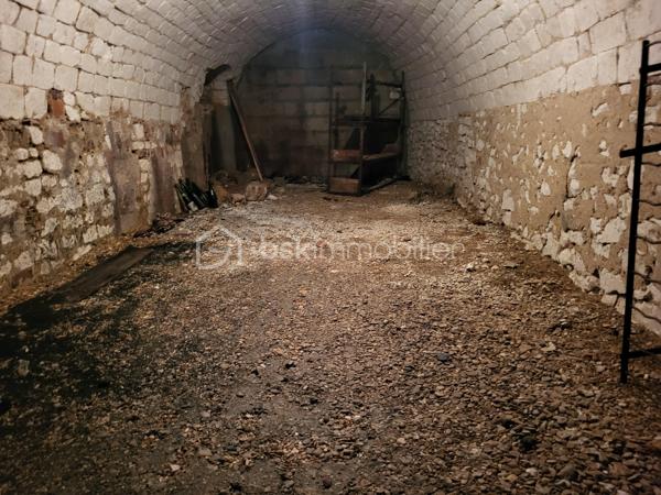 À vendre à Joigny, au cœur du centre historique et à proximité immédiate des quais, commerces, écoles et commodités, découvrez cette magnifique maison de caractère de 132 m² datant de 1558, entièrement restaurée avec goût et dans le respect des matériaux anciens.
Cette maison ancienne pleine de charme vous séduira par son authenticité, ses poutres apparentes, ses tomettes anciennes, ses carreaux de Gien et sa traditionnelle toiture bourguignonne. Un bien rare à Joigny, idéal pour les amoureux de maisons atypiques et du patrimoine.
Possibilité d'acquérir un jardin de 1700m2 à 5min à pied de la maison 

La maison se compose :
- D’une entrée desservant un salon chaleureux avec poutres apparentes
- D’une salle à manger conviviale
- D’une cuisine équipée ouverte
- D’une buanderie
- D’un WC indépendant

Au premier étage, vous trouverez une salle de bain pleine de cachet avec tomettes anciennes et carreaux de Gien.

Le deuxième étage dispose de 3 chambres.
- Au troisième étage :
- Un dressing
- Un WC indépendant

Un grenier aménageable d’environ 50 m² complète ce bien et offre de nombreuses possibilités : suite parentale, bureau, salle de jeux ou espace détente.
La maison bénéficie également d’une superbe cave voûtée accessible depuis l’intérieur et l’extérieur.

Prestations :
- Chaudière à condensation
- Toiture bourguignonne
- Maison restaurée
- Matériaux anciens conservés
- Volets peints avec pigments de Puisaye
- Enduit du pignon avec paillettes de lin

Les + :
- Emplacement recherché dans le vieux Joigny
- Maison historique datant du XVIe siècle
- Fort potentiel d’aménagement
- Proche gare, commerces et quais
- Possibilité d'acheter les meubles

Bien rare sur le marché immobilier de Joigny
Idéal pour une résidence principale, une maison familiale de charme ou un projet de résidence secondaire en Bourgogne.
