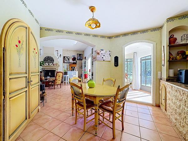 ROCHEFORT-DU-GARD MAISON 184 M² 4 CHAMBRES PISCINE PARC ARBORÉ
