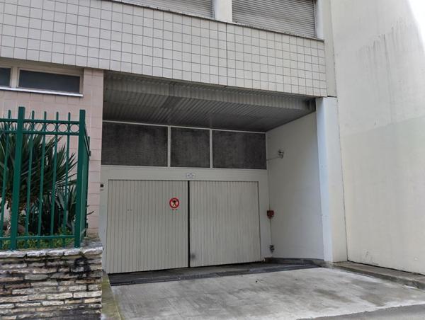 Grande place de stationnement rue des Favorites