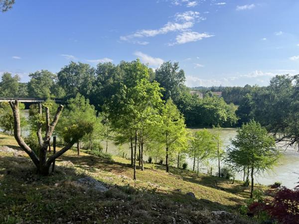 A Puyoo, une maison qui ne se révèle vraiment qu'une fois la orte franchie