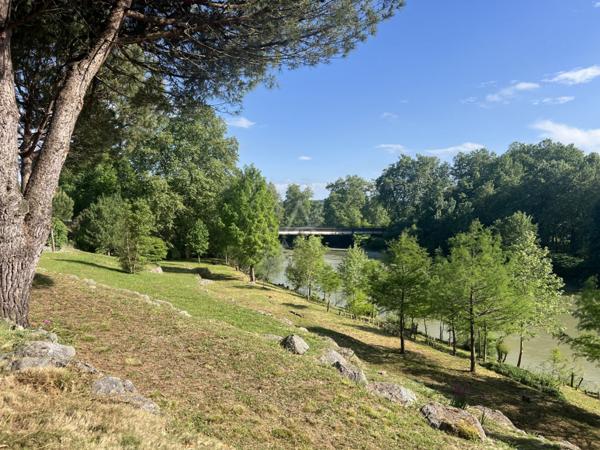 A Puyoo, une maison qui ne se révèle vraiment qu'une fois la orte franchie
