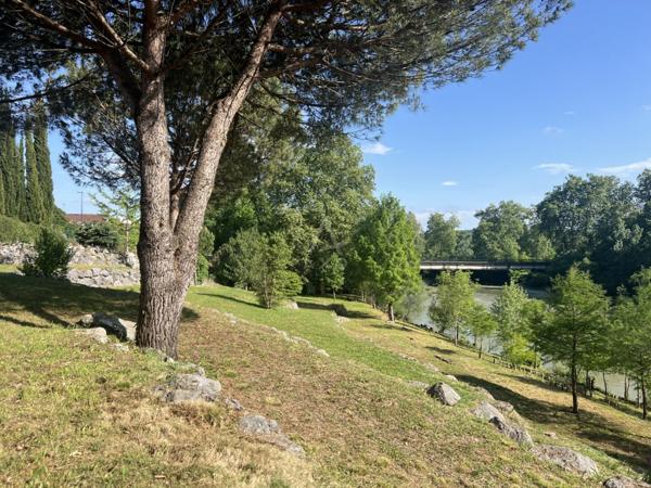 A Puyoo, une maison qui ne se révèle vraiment qu'une fois la orte franchie