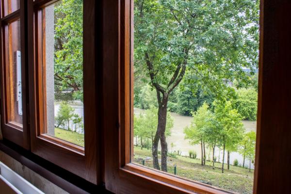 A Puyoo, une maison qui ne se révèle vraiment qu'une fois la orte franchie