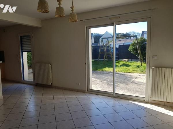 Port de plaisance et commerces à pied - maison avec jardin et garage