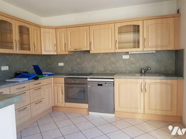 Port de plaisance et commerces à pied - maison avec jardin et garage