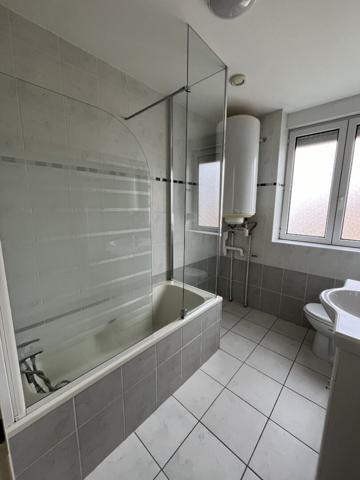 LA BATAVILLE- 2 pièces- cuisine équipée- stationnement