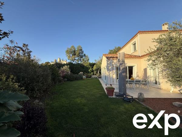 Maison moderne avec jardin