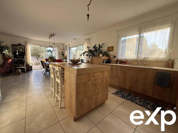 Maison moderne avec jardin