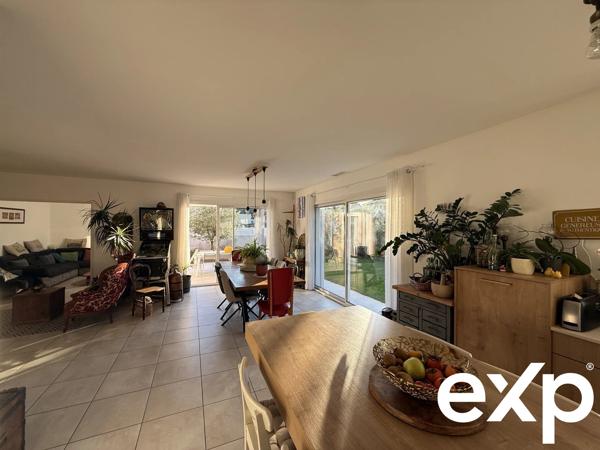 Maison moderne avec jardin