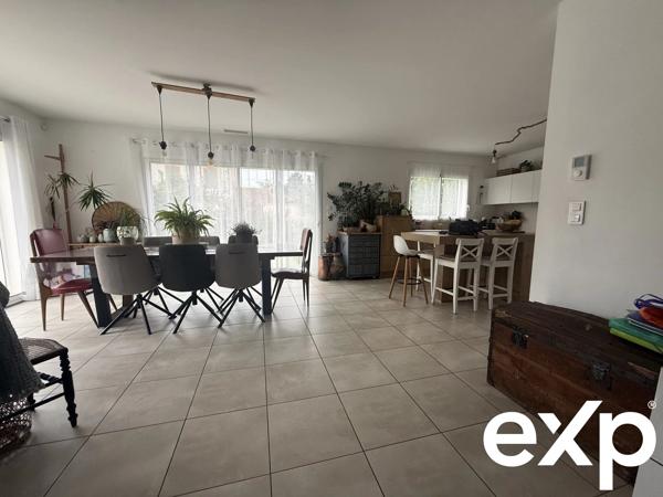 Maison moderne avec jardin