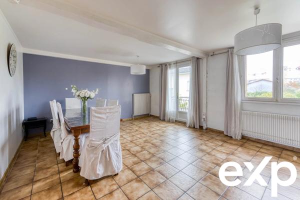 Maison à Peronnas avec de grands volumes