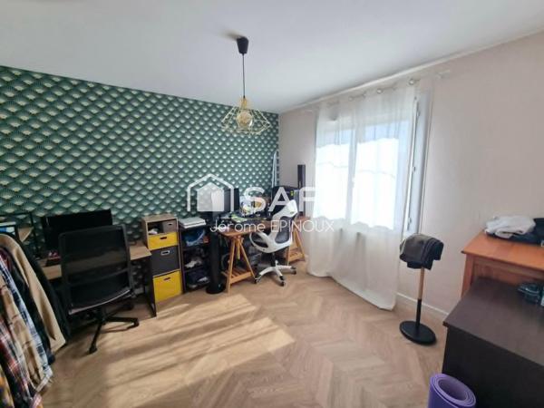 Coup de cœur pour cette demeure, dans laquelle il n'y a plus qu'à poser ses valises. Rare, Zéro travaux à prévoir !!! Un quartier prisé, à proximité de toutes commodités.