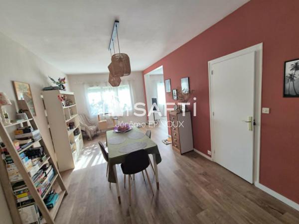 Coup de cœur pour cette demeure, dans laquelle il n'y a plus qu'à poser ses valises. Rare, Zéro travaux à prévoir !!! Un quartier prisé, à proximité de toutes commodités.