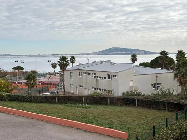 MÈZE(34), À VENDRE T4 SURFACE 94 m2 , VUE ÉTANG DE THAU, BOX FERMÉ, PROCHE PORT ET COMMERCES.
