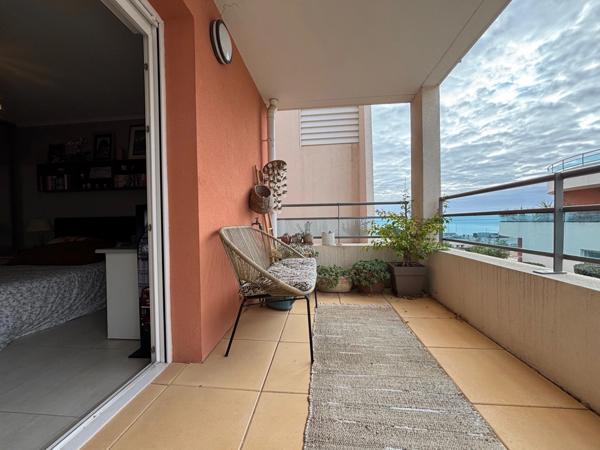 MÈZE(34), À VENDRE T4 SURFACE 94 m2 , VUE ÉTANG DE THAU, BOX FERMÉ, PROCHE PORT ET COMMERCES.