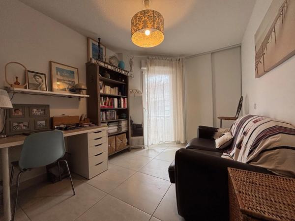 MÈZE(34), À VENDRE T4 SURFACE 94 m2 , VUE ÉTANG DE THAU, BOX FERMÉ, PROCHE PORT ET COMMERCES.