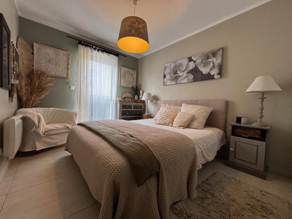 MÈZE(34), À VENDRE T4 SURFACE 94 m2 , VUE ÉTANG DE THAU, BOX FERMÉ, PROCHE PORT ET COMMERCES.