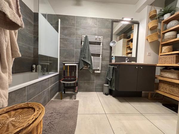 MÈZE(34), À VENDRE T4 SURFACE 94 m2 , VUE ÉTANG DE THAU, BOX FERMÉ, PROCHE PORT ET COMMERCES.