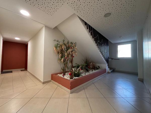 MÈZE(34), À VENDRE T4 SURFACE 94 m2 , VUE ÉTANG DE THAU, BOX FERMÉ, PROCHE PORT ET COMMERCES.