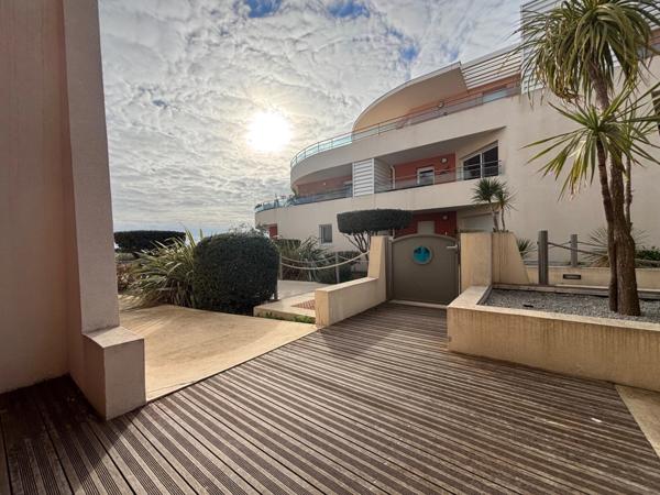 MÈZE(34), À VENDRE T4 SURFACE 94 m2 , VUE ÉTANG DE THAU, BOX FERMÉ, PROCHE PORT ET COMMERCES.