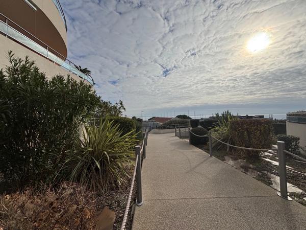 MÈZE(34), À VENDRE T4 SURFACE 94 m2 , VUE ÉTANG DE THAU, BOX FERMÉ, PROCHE PORT ET COMMERCES.