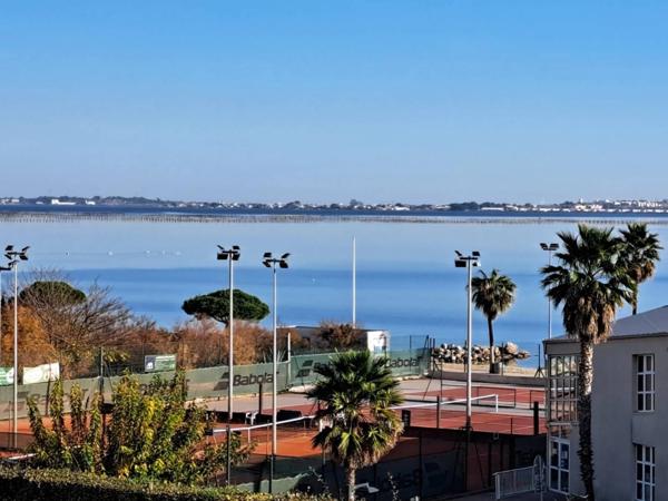 MÈZE(34), À VENDRE T4 SURFACE 94 m2 , VUE ÉTANG DE THAU, BOX FERMÉ, PROCHE PORT ET COMMERCES.