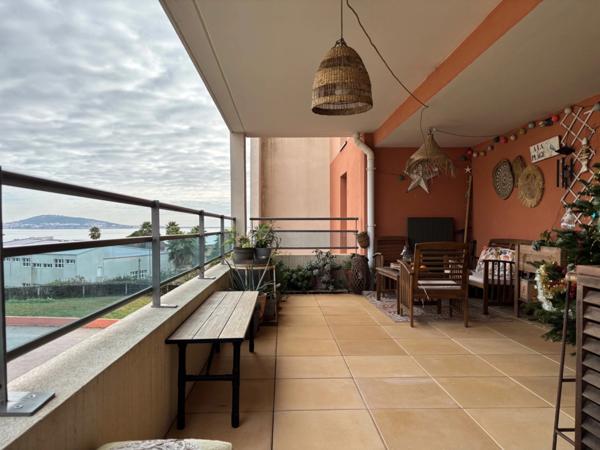 MÈZE(34), À VENDRE T4 SURFACE 94 m2 , VUE ÉTANG DE THAU, BOX FERMÉ, PROCHE PORT ET COMMERCES.