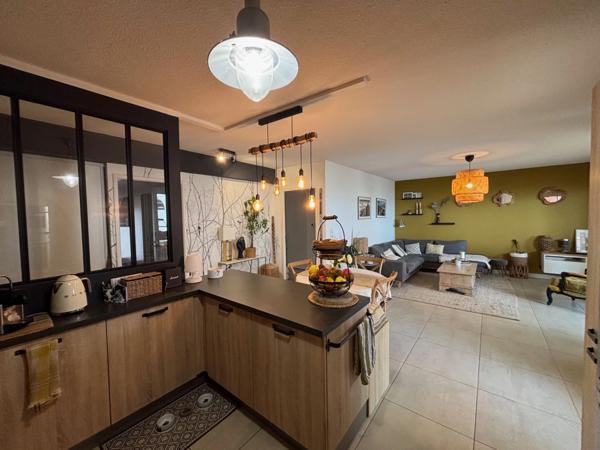 MÈZE(34), À VENDRE T4 SURFACE 94 m2 , VUE ÉTANG DE THAU, BOX FERMÉ, PROCHE PORT ET COMMERCES.