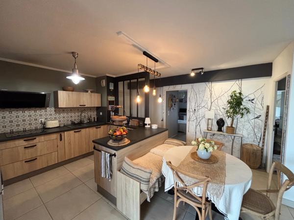 MÈZE(34), À VENDRE T4 SURFACE 94 m2 , VUE ÉTANG DE THAU, BOX FERMÉ, PROCHE PORT ET COMMERCES.