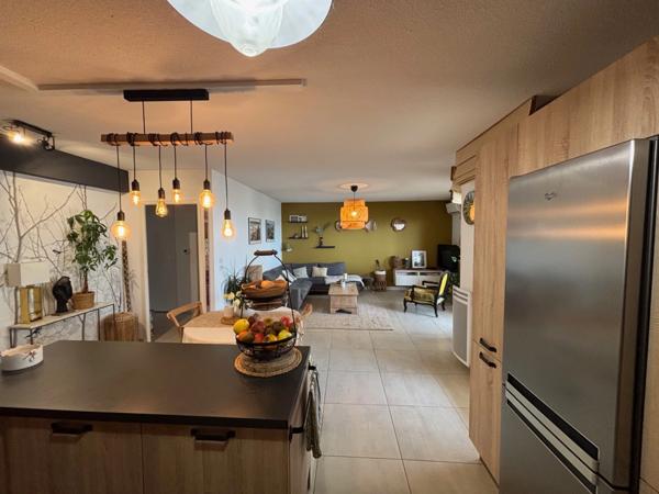 MÈZE(34), À VENDRE T4 SURFACE 94 m2 , VUE ÉTANG DE THAU, BOX FERMÉ, PROCHE PORT ET COMMERCES.