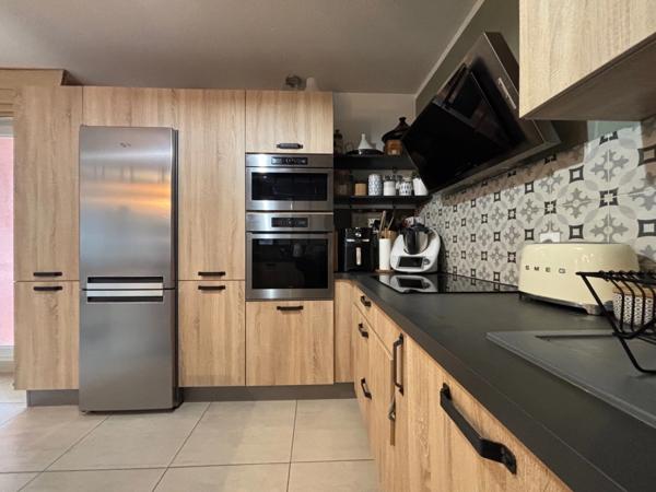 MÈZE(34), À VENDRE T4 SURFACE 94 m2 , VUE ÉTANG DE THAU, BOX FERMÉ, PROCHE PORT ET COMMERCES.