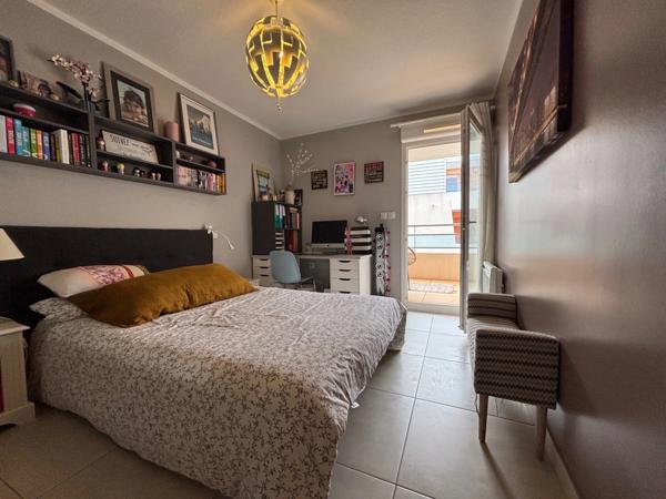 MÈZE(34), À VENDRE T4 SURFACE 94 m2 , VUE ÉTANG DE THAU, BOX FERMÉ, PROCHE PORT ET COMMERCES.