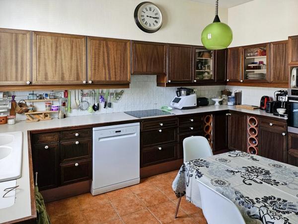Dpt Allier (03), à vendre NERIS LES BAINS appartement T8 de 195 m² avec jardin privatif, idéalement situé